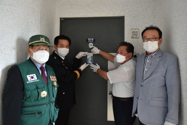 강원경찰청은 6월 30일 춘천시 퇴계동 소재 국가유공자 유족의 자택에서 ‘국가유공자 명패 달아드리기’ 행사를 가졌다.(사진=강원경찰청 제공)