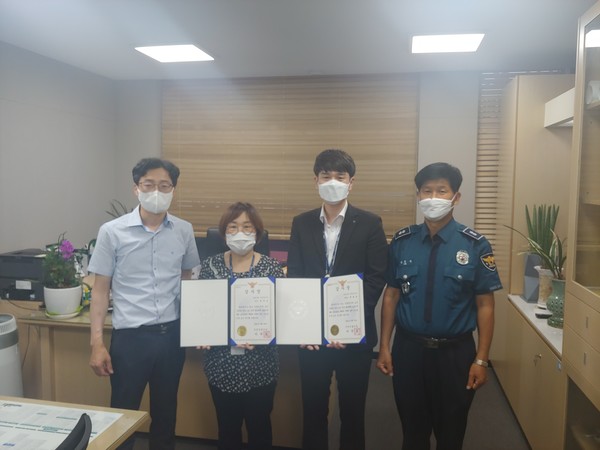 진천경찰서 상산지구대장은  보이스피싱 피해를 예방한 농협직원에게 경찰서장 감사장을 전수했다.(사진=진천경찰서 제공)