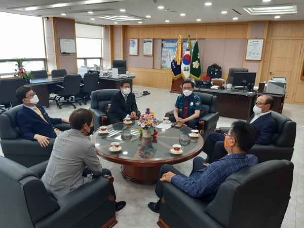 전주완산경우회 김종선 회장을 비롯한 임원진이 진교훈 전북경찰청장과 간담회를 가졌다