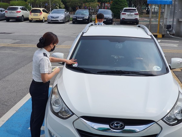 충북경찰청은 고령운전자의 교통사고예방 및 고령운전자에 대한 배려·양보문화 확산을 위한 실버마크(스마일 실버)를 제작하여 배부하고 있다.(사진=충북경찰청 제공)