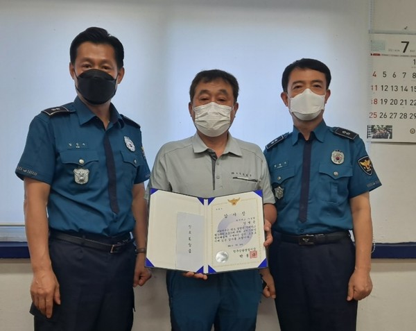 청주상당경찰서는 7월 23일(금) 10:00경 성안지구대에서 보이스피싱 피해 예방에 기여한 시민 A씨(60세, 남)에게 감사장을 전달하고 격려했다.(사진=청주상당경찰서 제공)