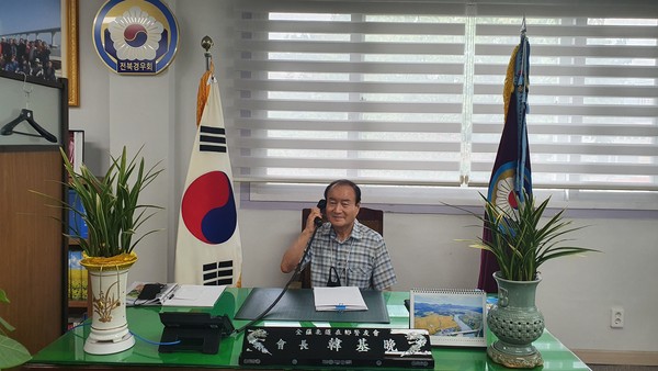 한기만 전라북도경우회 회장이 이날 신설된 경비전화를 사용하고 있다.