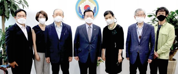 기념촬영(오른쪽 첫번째가 양방언 피아니스트)