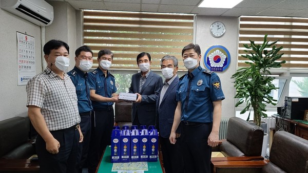 인천경우회 회장실에서 인천경찰청장 위문품을 경무기획과장이 윤석원 회장에세 전달하고 기념 촬영을 하고 있다(사진=인천경우회 제공) 