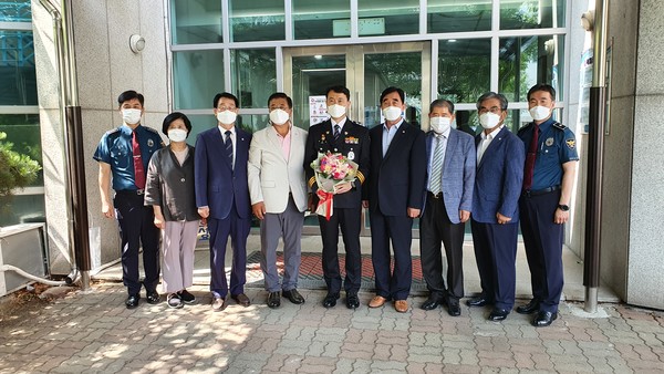 송민헌 인천경찰청장이 지난 7월 8일 인천재향경우회를 예방하고 현관에서 기념 촬영을 하고 있다(사진=인천경우회 제공)