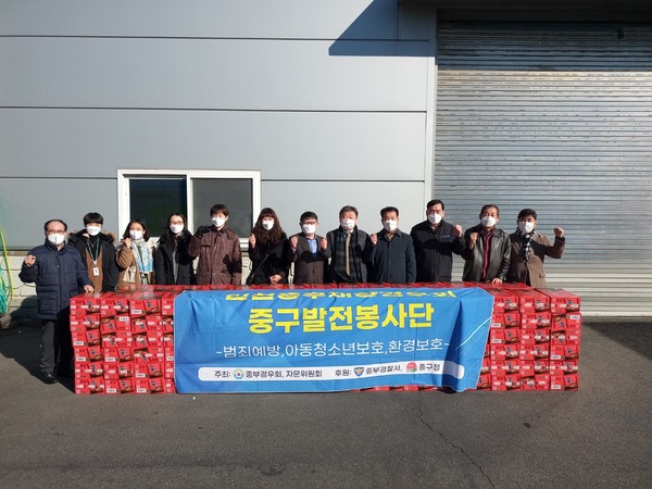 인천중부재향경우회가 '중부발전봉사단'을 발족하고 회원들에게 위문품을 전달하기 직전에 기념 촬영을 하고 있다.(사진=중부경우회 제공)