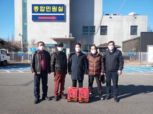 회원들에게 라면을 전달하고 중부경찰서  서정에서 기념촬영