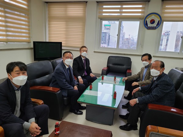 충청북도경찰청 공공안전부장 이상수, 자치경찰부장은 1월 5일 오후 15시 45분경 충북재향경우회(회장 유승원)를 방문 충북경찰과 경우회의 활동에 대해 담소를 나누며 공감의 시간을 가졌다.