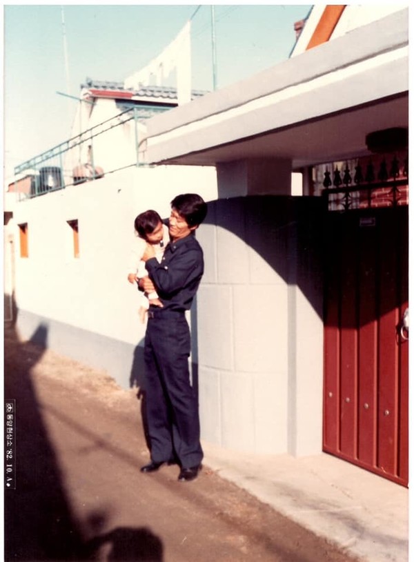 김소연 변호사가 어렸을 때 아버지와 함께 찍은 사진(김소연 변호사 페이스북 캡처)