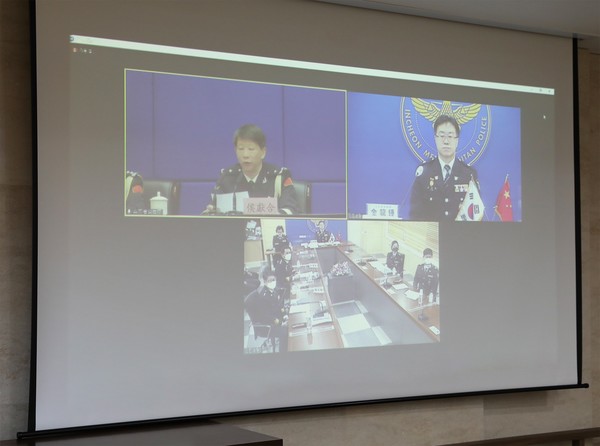 김용종 공공안전부장과 中 산동성공안청 선옌쥔(申延軍) 부청장이 화상시스템을 통한 우호협력회의를 갖고있다.