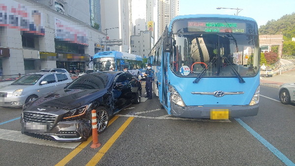 해운대서 시내버스 대 승용차 충격한 교통사고발생