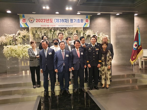 김상근 부산광역시재향경우회장과 부산광역시재향경우회  박유근 자문위원장 및 자문위원들과 기념촬영