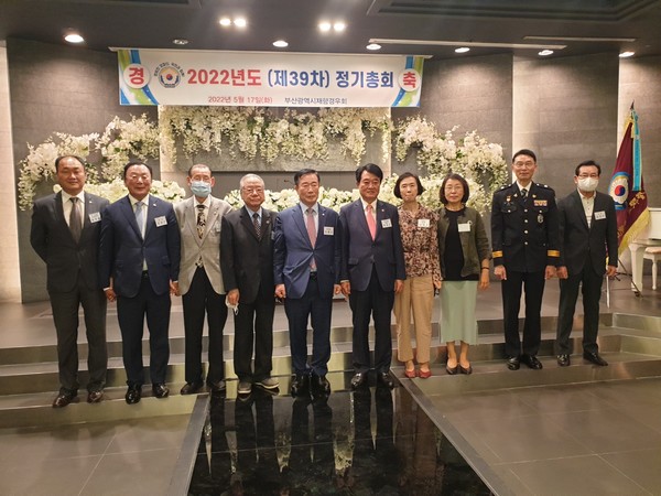 김용인 중앙회장과 김상근 회장 및 여경회, 특별회장단과 기념촬영