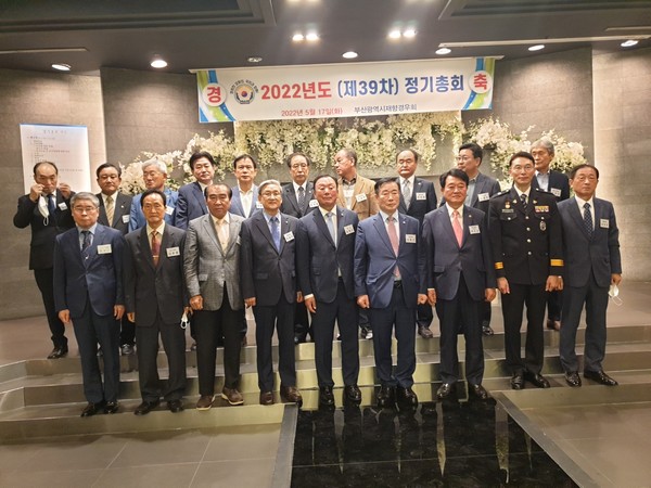 김용인 중앙회장과 김상근 회장 및 지역회장들과 기념촬영