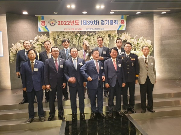 김용인 대한민국재향경우회장과 김상근 부산광역시재향경우회장 및 고문단 기념촬영