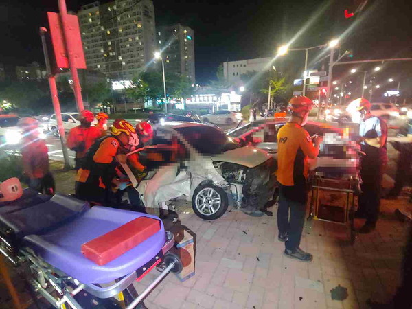 부산시 강서구 명지동 명지지하차도 위 교차로 교통사고 현장