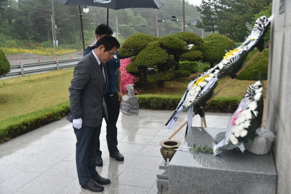 박윤재 경우회장의 헌화와 분향