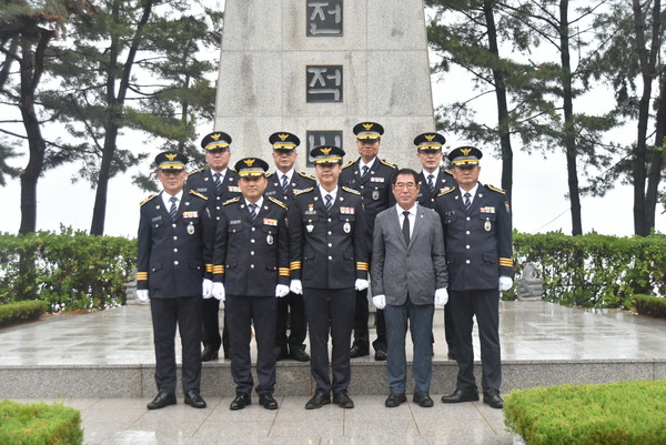 강원 속초경찰서(서장 김승혁)는 6월 6일 제67회 현충일을 맞아 양양군 현북면 잔교리에 위치한 경찰전적비를 찾아 참배했다.