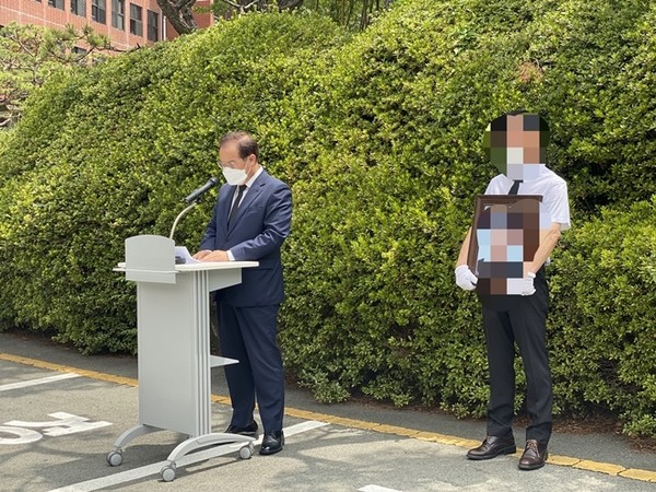 하윤수 부산시교육감이 추도사를 하고 있다.