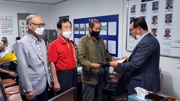 원로 경우회원에 대한 위촉장을 전달하고 있다.