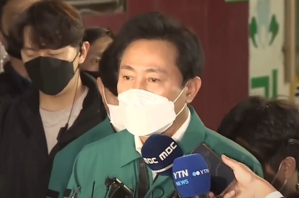 유럽 출장 일정을 취소한 채 급거 귀국한 오세훈 서울시장이 이태원 압사 사고 현장을 찾았다.