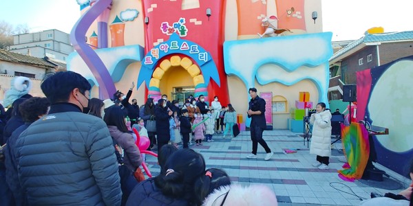 ‘2022년 차이나타운 & 동화마을 BOOM UP 페스타’ 행사 중 11일 동화마을 일원에서 ‘동화 속 주인공과 함께 걷는 페이지’ 행사를 진행하고 있다.(사진=중구청)