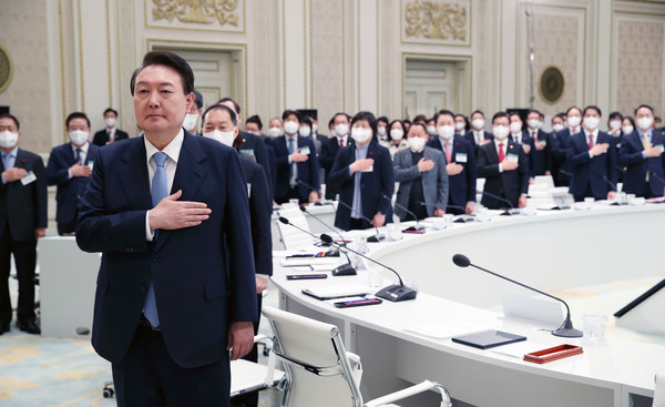(사진=연합뉴스) 윤석열 대통령이 4일 청와대 영빈관에서 열린 농림축산식품부-해양수산부 업무보고에서 국기에 대한 경례를 하고 있다.