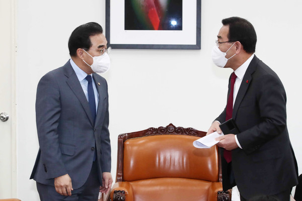 (왼쪽부터) 박홍근 더불어민주당 원내대표, 주호영 국민의힘 원내대표