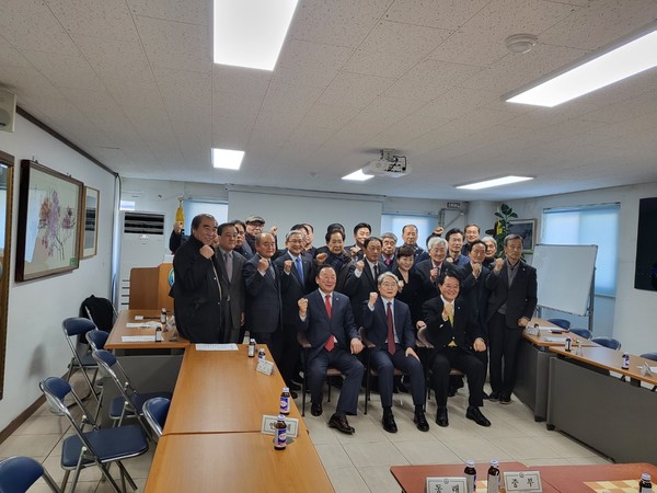 우철문 부산경찰청장과 김상근 부산광역시재향경우회장을 비롯한 지역재향경우회장들이 기념촬영을 하고 있다.