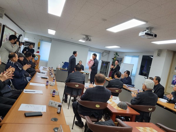 김상근 부산광역시재향경우회장이 총경으로 승진한 안혜원 부산경찰청 경무계장에게 축하 꽃다발을 전달하고 있다 