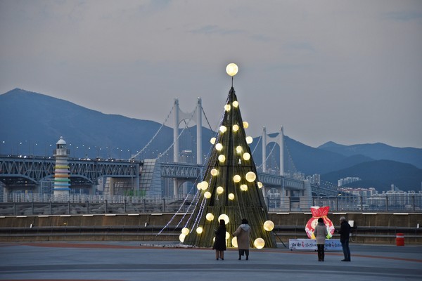 부산 남구, “정월대보름축제” 친환경적이고 안전한 대형LED달집으로 불밝혀(사진=남구청)