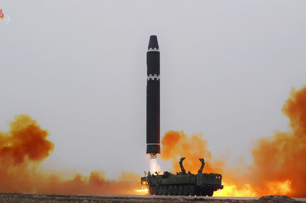 북한, ICBM '화성포-15형' 발사 장면 [사진=연합뉴스]