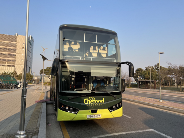 ‘쉐푸드 버슐랭’ 버스는 2층 버스 안에서 파인 다이닝을 즐기면서 도심의 야경과 연주회 등 다양한 볼거리를 함께 할 수 있는 롯데웰푸드의 이색 레스토랑이다.