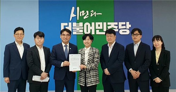 이성권 부산시경제부시장이 더불어민주당 부산시당 방문