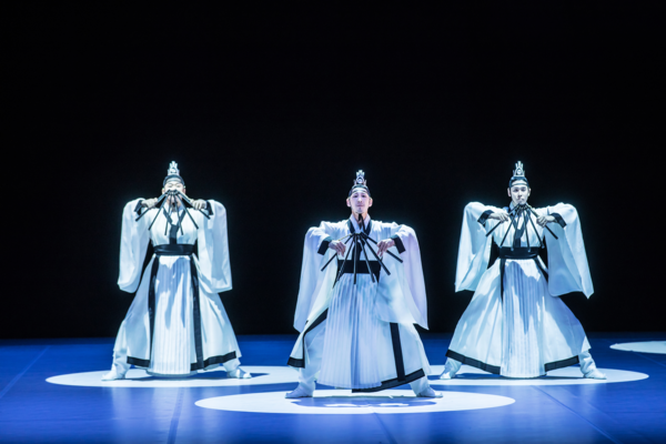 인천시립무용단이 지난 7월 6일, 캐나다 밴쿠버 퀸 엘리자베스 씨어터에서 공연한 특별 기념공연  공연장면