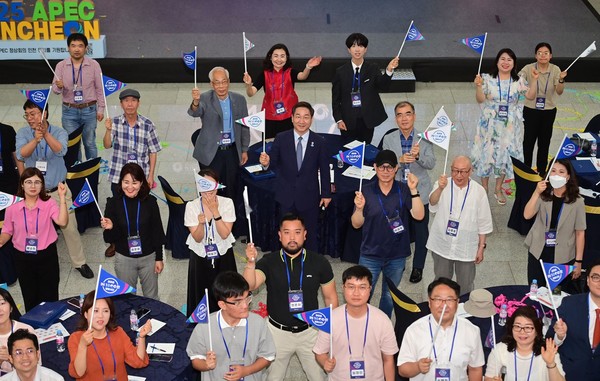 유정복 인천광역시장이 13일 시청 중앙홀에서 열린 '글로벌 IN 1000만 앰배서더 발대식'에서 위촉된 앰배서더들과 기념촬영을 하고 있다.