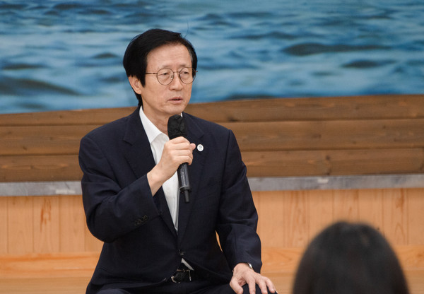 정례조례 중인 이갑준 부산사하구청장