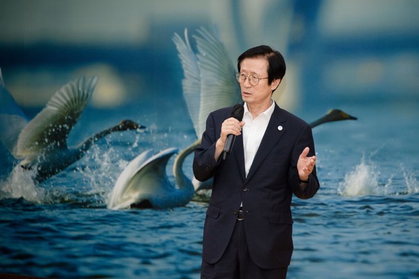 정례조례를 하고 있는 이갑준 구청장