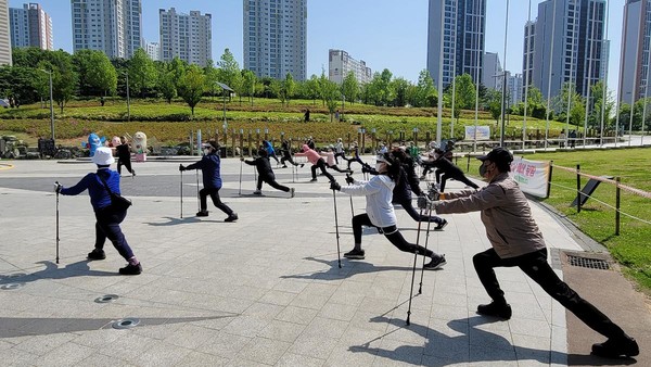 인천 남동구가 '아시아드선수촌근린공원'에서 “노르딕워킹교실” 을 요영하고 있다.(사진=인천남동구청)