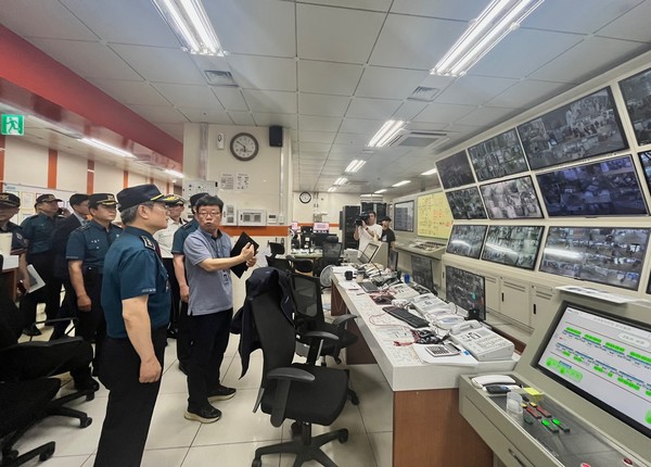 우철문 부산경찰청장이 서면역 역무실 내 CCTV관제센터를 둘러보고 있다. 