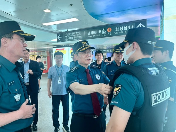 우철문 부산경찰청장이 근무자들을 격려하고 있다.