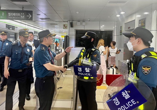 우철문 부산경찰청장이 서면역 살인예고관련해 근무 중인 경찰관들을 격려하고 있다.