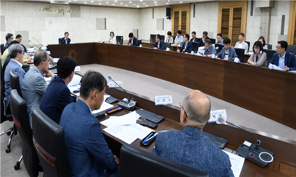 인천광역시가 7일 오전 새만금 제25회 세계스카우트잼버리대회에서 조기 퇴영해 인천에 오는 일부 참가국 스카우트 지원을 위한 전담팀(TF) 구성과 문화·관광·체험행사 등 지원 방안 마련을 위한 긴급회의를 개최하고 있다.(사진=인천시)