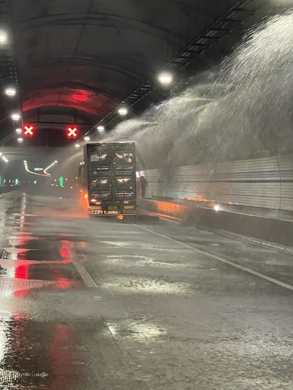 화재가 발생하자 터널내 스프링 쿨러가 작동하고 있다.