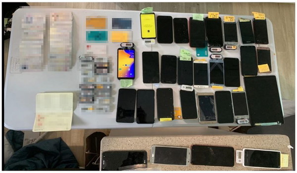 사무실 압수수색 현장 사진, 22. 10. 25. 경기도 일산(신분증 109개, 대포폰 108대 등)