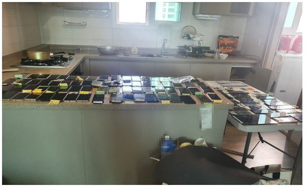 사무실 압수수색 현장 사진, 22. 10. 25. 경기도 일산(신분증 109개, 대포폰 108대 등)