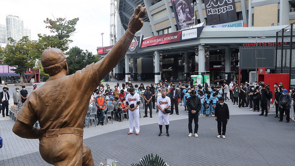 고 최동원 선수의 11주기 추모행사 모습/연합뉴스 사진