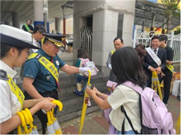   교통안전 홍보물 배부 및 안전지도를 하고있다