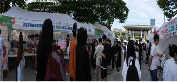 인천광역시자치경찰위원회가 지난 23일 인천문화예술회관 광장에서 개최된 제18회 인천청소년문화대축제 행사장에서 인천자치경찰 체험 부스를 운영하고 있다.