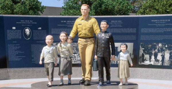 유엔평화공원에 들어선 위트컴 장군 동상